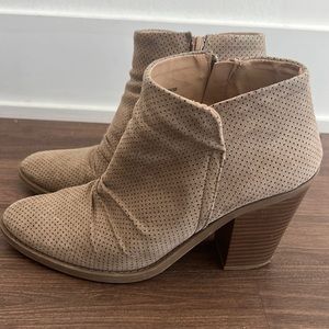 Women's Espirit Ankle Perforated Zip Up Boots -
Size 9